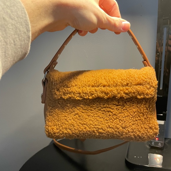 NÚNOO Crossbody Sherpa Bag - Picture 4 of 7